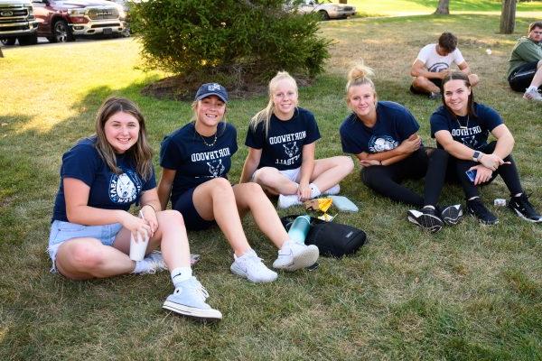 竞技宝app下载 students enjoying the outdoors in downtown Midland