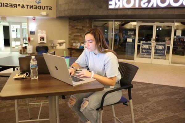 Student working on her laptop in the 书店