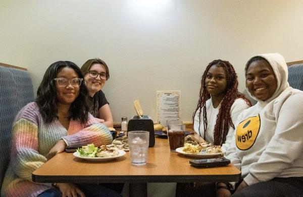 Students enjoying 餐饮服务 in The Commons